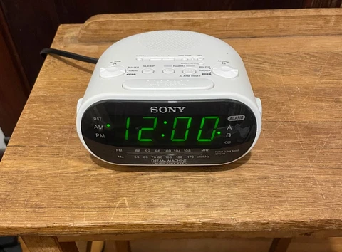 Antique White Clock Radios - HiCollectors